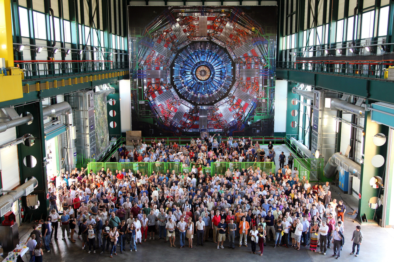 Az LHC-ben végzett kísérletek közösségi szellemben zajlanak. Minden itteni kutatás eredményéhez hozzáférhetnek a kísérletben részt vevő személyek; és a legnagyobb projekteken több ezren is dolgozhatnak. A tudósok szabadon elemezhetik az eredményeket, de publikálás előtt ezeket az egész csoportnak felül kell vizsgálnia. A "több szem többet lát" elvet követve az LHC-ben begyűjtött adatokat a CERN honlapján is közzéteszik - ki tudja, hátha egy amatőr fizikusnak tűnik fel a temérdek adatban egy áttörő jelentőségű energiaingadozás.