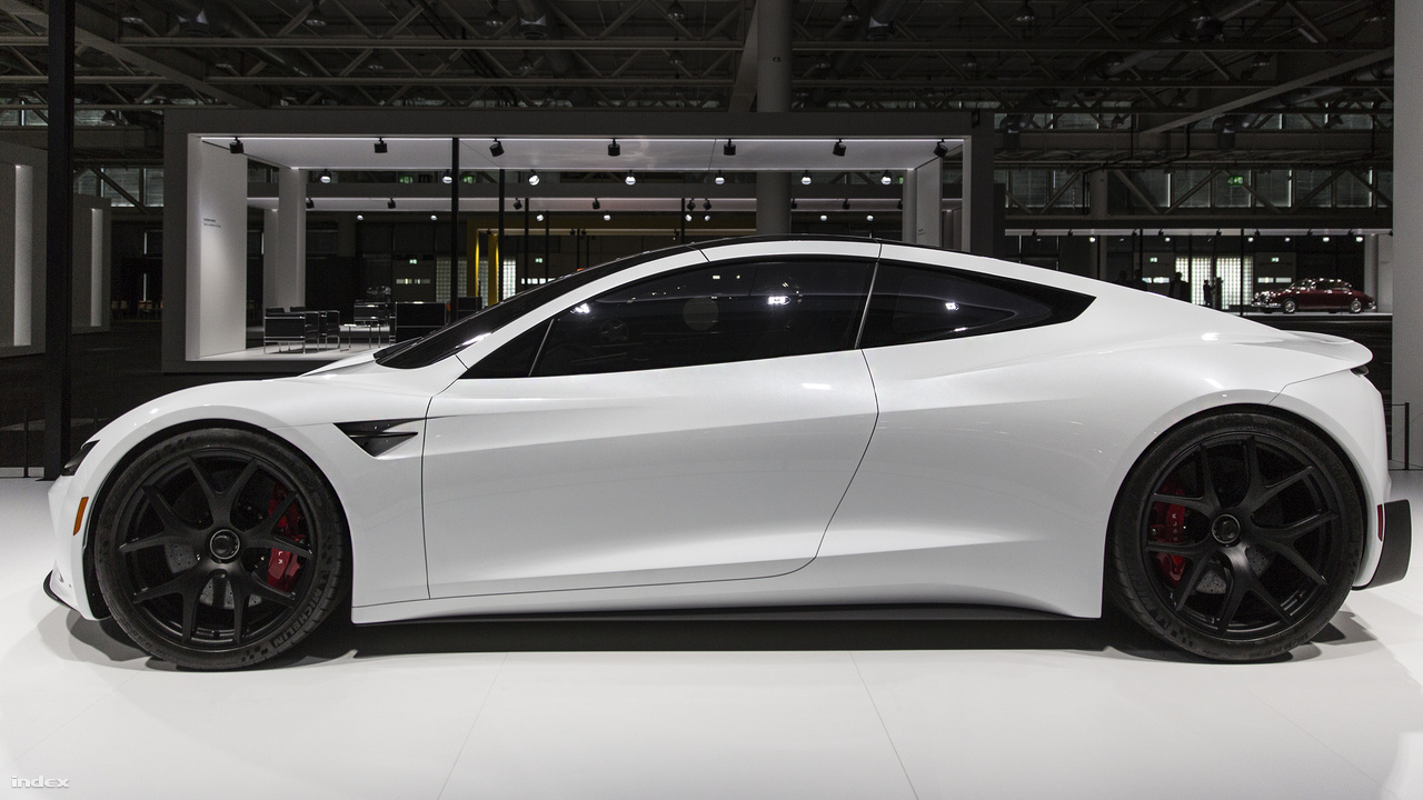 Tesla Roadster 2020. És ez már a jövő, már amennyiben annak tekinthető, hogy sikerült elhozni a kiállításra a Tesla egyelőre még félkész elektromos sportautóját, az új, várhatóan 2020-ban megjelenő Roadstert. A korszellemnek megfelelően ez az autó - illetve inkább: autóváz -  vonzotta a legtöbb érdeklődőt, annak ellenére, hogy igazából csak a karosszéria, a sötét üvegek és a kerekek voltak láthatók. 