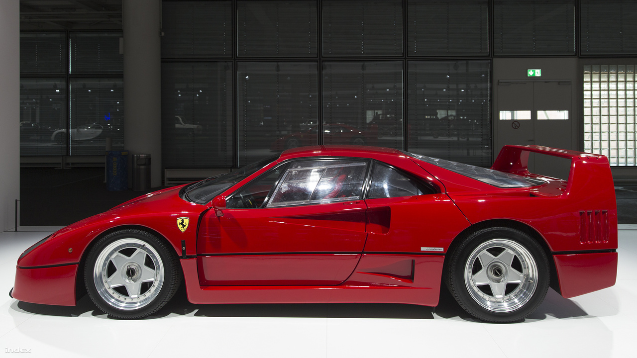 Ferrari F40, 1991. A Ferrari a cég negyvenedik születésnapjára alkotta meg azt az autót, amit a sokan - a letisztultságot, egyszerűséget, őszinteséget kedvelők – az utolsó igazi Ferrariként tartanak számon. A 2,9 literes, 32 szelepes, iker turbófeltöltéses, 478 lóerős V8-as motorral szerelt, 1987-ben bemutatott F40 a leggyorsabb és legerősebb utcai autó volt akkortájt: 100 km/órára 4,1 másodperc alatt tudott gyorsulni, végsebessége pedig 324 km/óra volt. Ez nemcsak a bivalyerős motornak, de a szuperkönnyű, Pininfarina által tervezett, szénszálas, alumínium, kevlár és polikarbonát anyagokból alkotott, letisztultságot, egyszerűséget, őszinteséget tükröző karosszériának is volt köszönhető. A puritánság a belső térben is erősen visszaköszönt: semmi felesleges luxus, se bőrülések, se hi-fi, de még egy vacak kesztyűtartó se - mindez azt sugallta, hogy aki ide beszáll, az a vezetés egész embert kívánó élményéért, a háta mögött üvöltő őserő kedvéért teszi. 1992-ig 1300 darabot gyártottak az F40-ből (a képen egy 1991-es gyártmány), ami máig az egyik legkeresettebb Ferrari a használt szuperautók piacán.