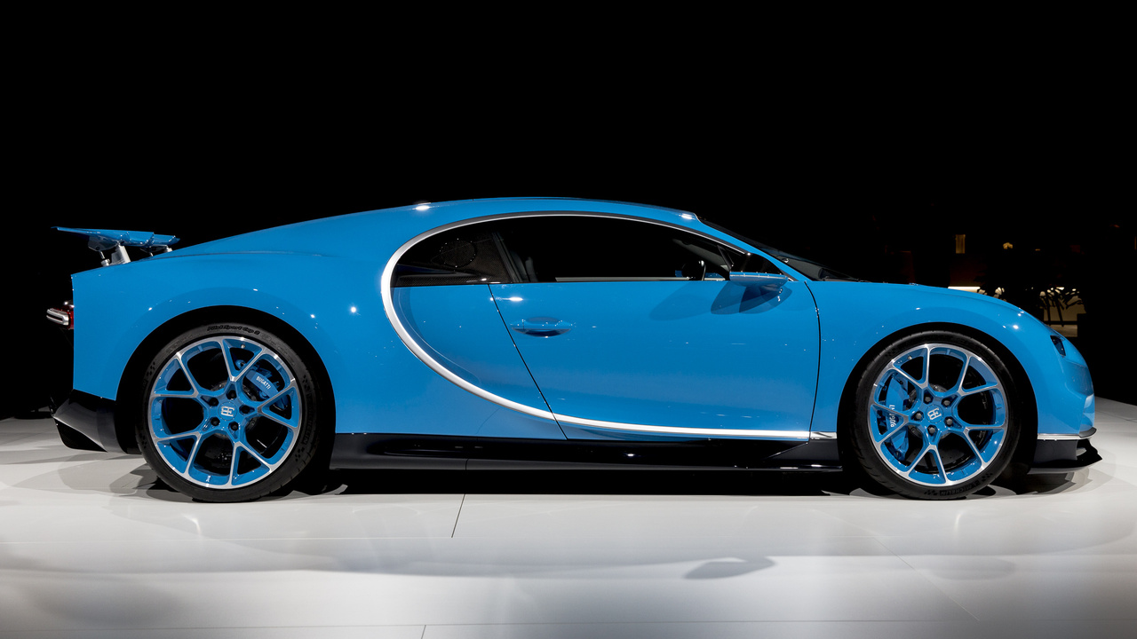 Bugatti Chiron, 2018. Nem állíthatjuk, hogy a szemzsibbasztó színnek köszönhető, de ez a Chiron is 2,4 mp alatt van százon, 6,1 másodperc alatt már kétszázzal repeszt, és csupán 12,2 kell, hogy a háromszzat meghaladja a sebességmérő mutatója. Ahogy a Veyron, a Chiron is képes 400 km/ó feletti sebességre, sőt az eddig legyártott ötszáz Chiron 420-at is tud, igaz csakúgy mint a Veyronnál, ehhez külön kulcs kell, ami kiiktatja a sebességkorlátozó elektronikát.