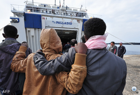 Hat hajót küld Lampedusa szigetére az olasz kormány az ott partot ért líbiai menekültekért. 