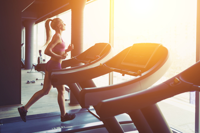 Brutálisan égeti a kalóriákat: szakaszos edzésterv futógépre, kezdőknek is