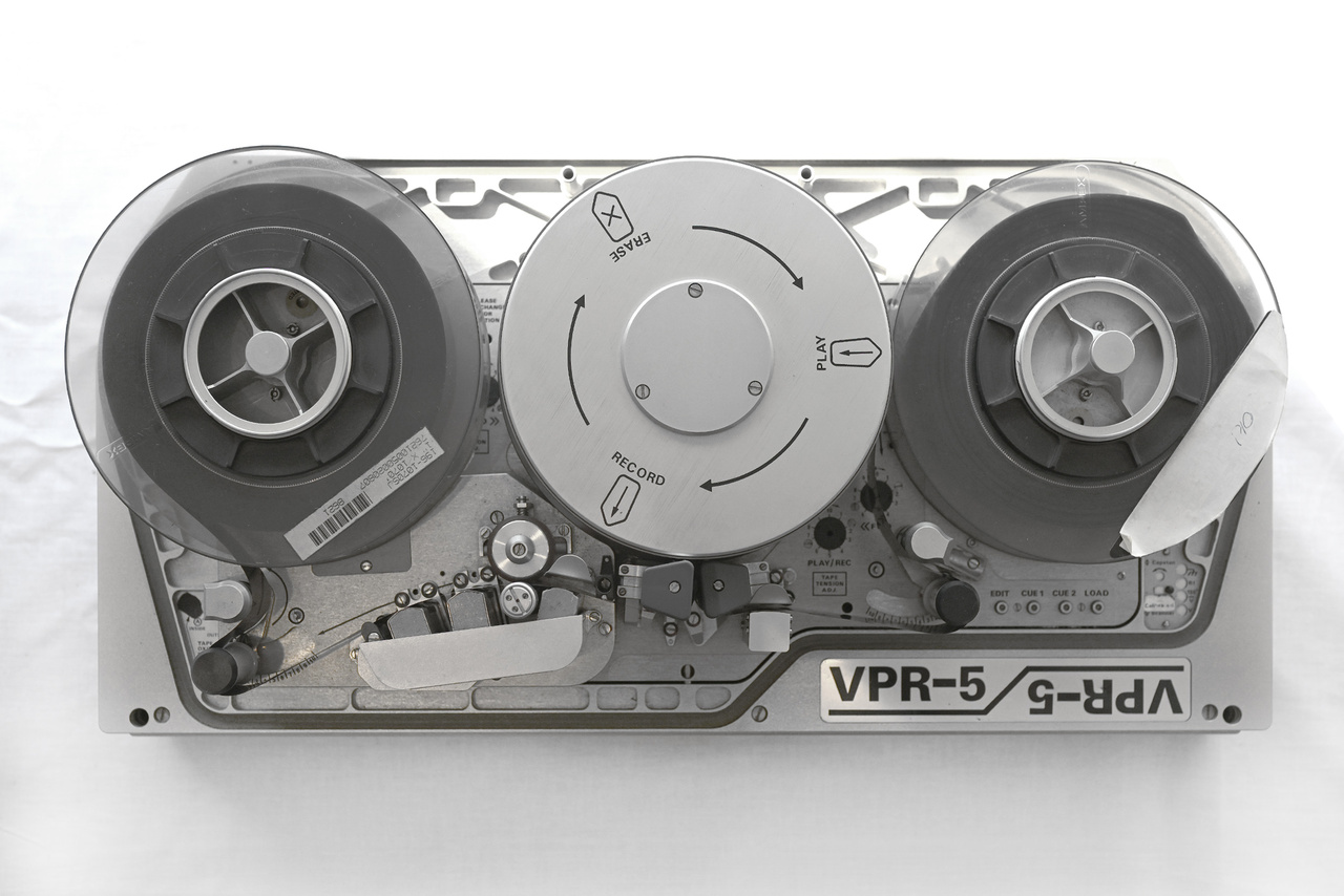 Egy csodaszép szerkezet: Ampex Nagra VPR5 egyhüvelykes C-formátumú videófelvevő, ami egy 5,5 hüvelykes tárcsára 20 percnyi anyagot volt képes rögzíteni.