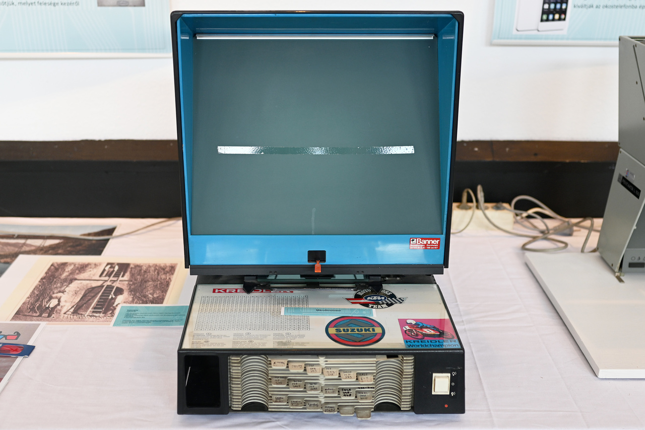 Mikrofilmolvasó gép egy autószerelő műhelyből, autók műszaki rajzait, autóvillamossági kapcsolási ábráit jelenítették meg vele a szervizben.