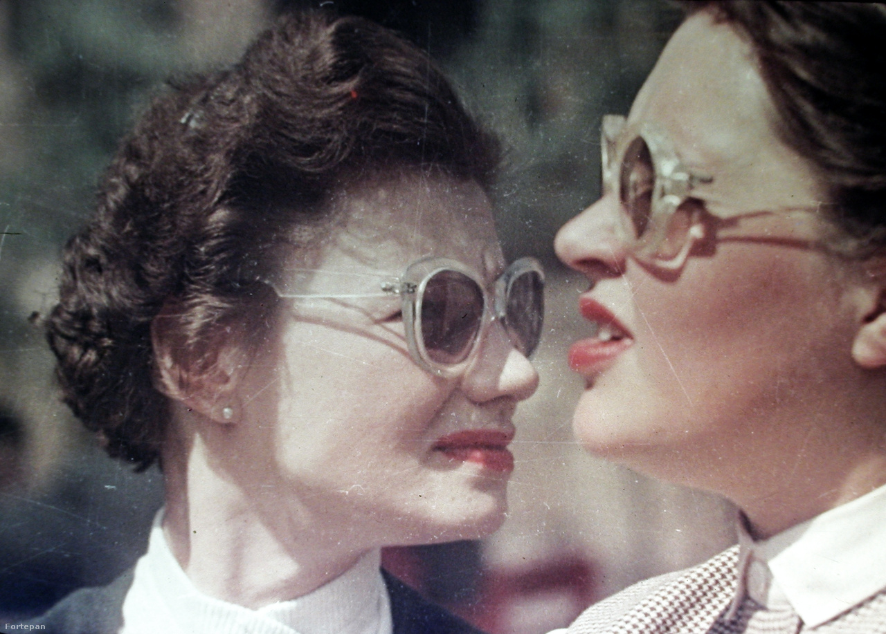 Az 1949-es divatfotón látható napszemüvegeket ma is fel lehetne venni