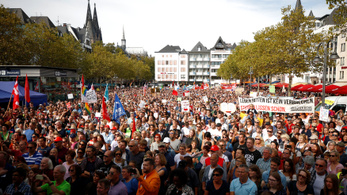 Sok ezren tüntettek Kölnben az emberséges menekültpolitikáért
