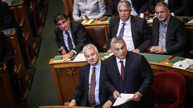 Orbán felsóhajtott, amikor sakkfigurának nevezték