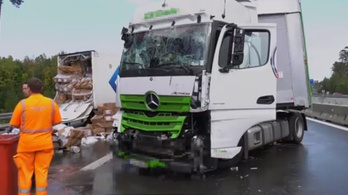 Magyar kamionos rohant egy dugóban álló teherautóba
