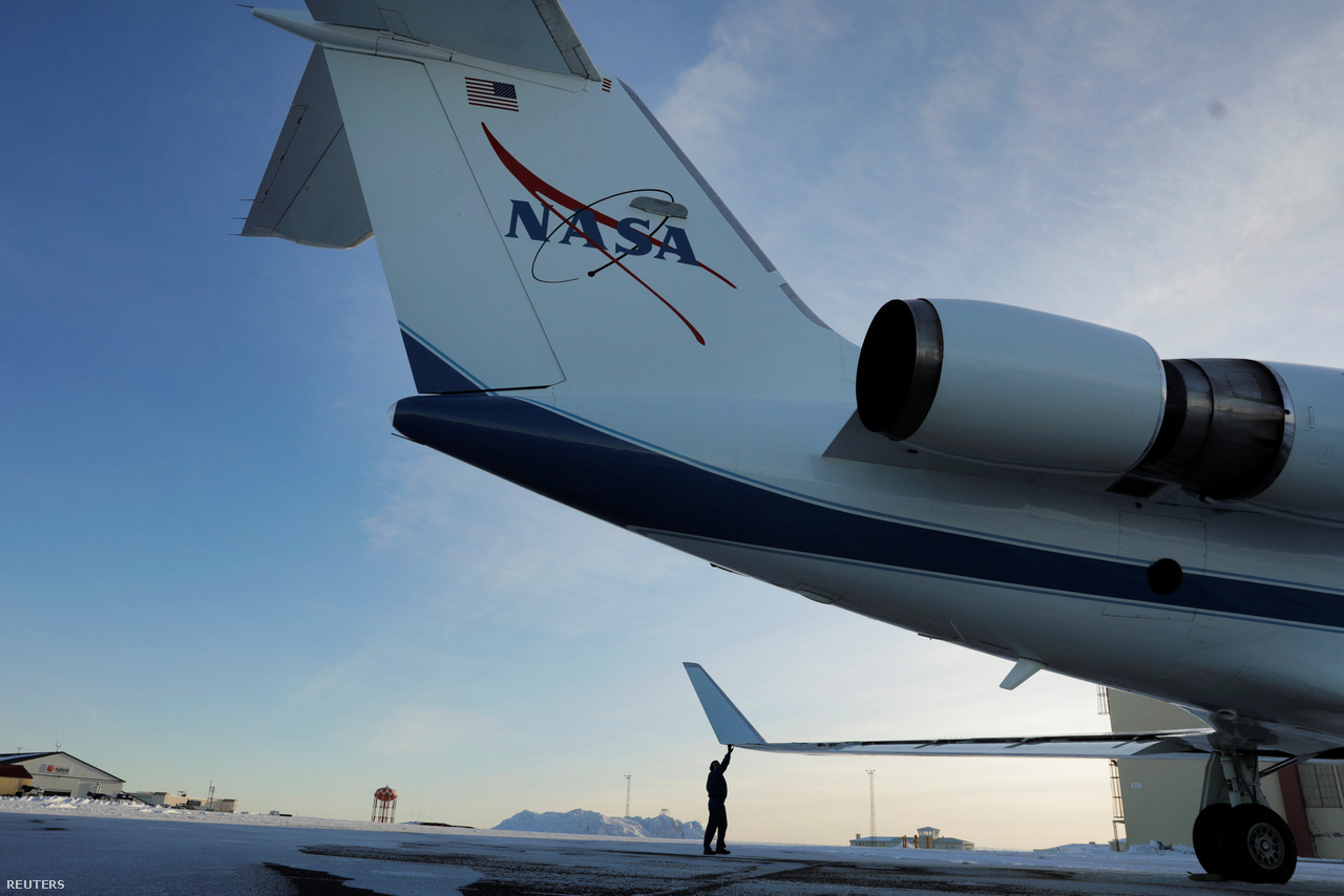 Tom Parent, a NASA Gulfstream III repülőgépének főpilótája repülés előtti ellenőrzés közben, 2018. március 12-én, az OMG (Oceans Melting Greenland) projekt egyik kutatórepülésére készülve.