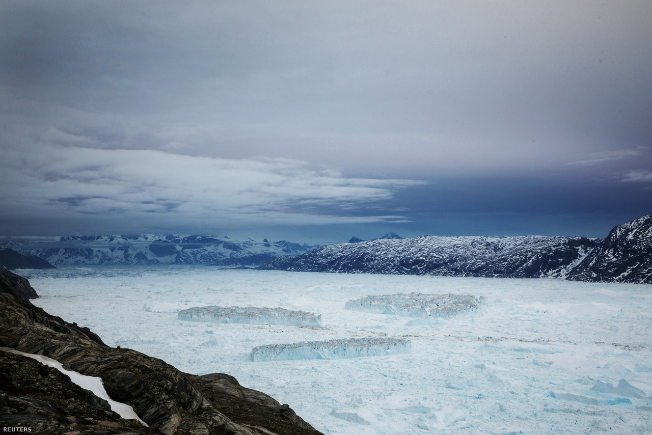 A Helheim-gleccserből leszakadt hatalmas jégtáblák sodródnak a Sermilik-fjord vizén, június 23-án. A fjordnak ezt a részét úgy hívják, hogy melange, a gleccser vége és nyílt ócveán közti vízfelületet havas jégmorzsalék és jéghegyek, jégtáblák töltik meg szorosan egymáshoz torlódva. 
