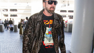 Menő vagy inkább ciki, ahogy Nicolas Cage a leopárdmintás kabátjában kinéz?