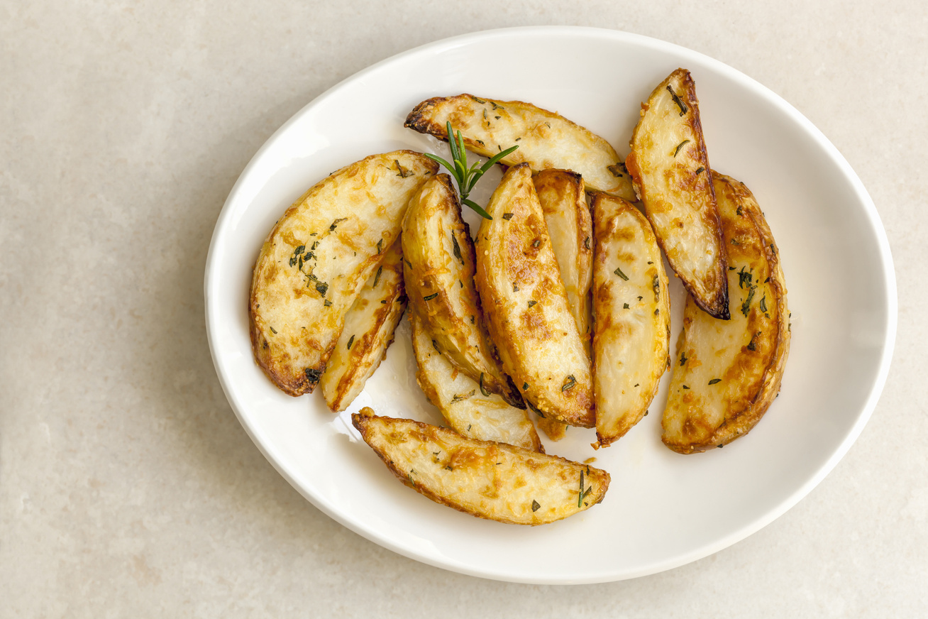 Sütőben sült, parmezános, fokhagymás krumpli: máskor is így fogod készíteni a sült krumplit