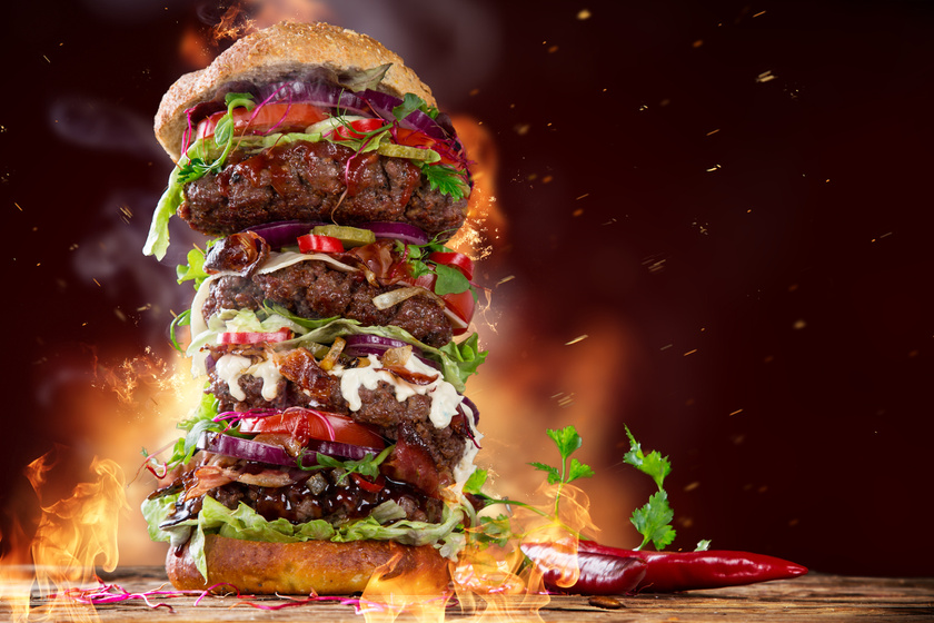 A világ legnagyobb hamburgere: 9600 kalória, és csak ketten tudták eddig megenni