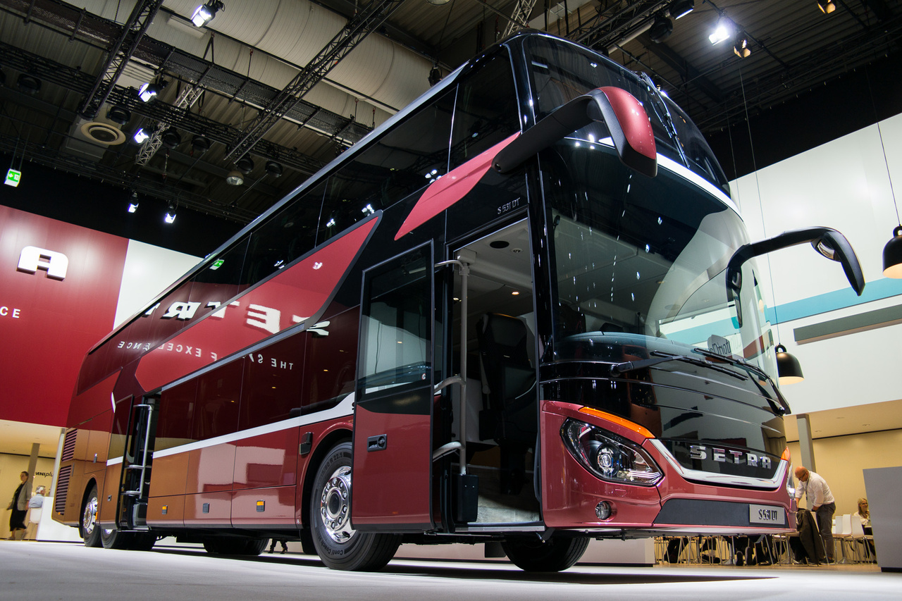 A Setra az Evobushoz tartozik, így is része a Daimler-birodalomnak. A luxusbuszok non-plus-ultrája a 14 méter hosszú és 4 méter magas emeletes S531DT busz, amelyet olyan biztonsági fejlesztésekkel láttak el, mint a holttér-asszisztens: kanyarban a jármű mellett kerékpárost, biciklist észleve állóra fékez a jármű