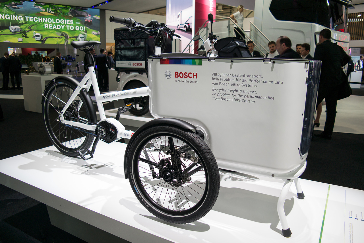 A Bosch sem akar kimaradni a villanybizniszből beszállítóként. Mivel Magyarországon van villanybringa-részlegük, tartok tőle, hogy ennek a triciklinek is van köze hozzánk
