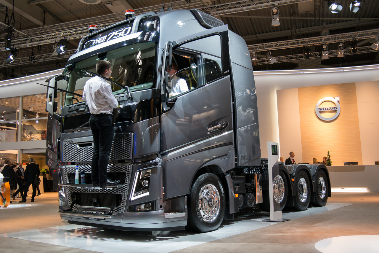 A Volvo FH sorozata idén 25 éves. A teherautókat ugyanolyan alapossággal por- és ujjlenyomatmentesítették, mint a személyautókat egy-egy szalonon