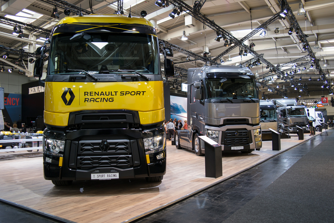 A Renault Trucks a Volvo Trucks része. A kamionokból is szokás limitált szériákat kiadni, akárcsak egy Suzuki Swiftből, ez a Renault Sport kiadása a T sorozatnak, 520 lóerős motorral, sárga fényezéssel és keréktárcsákkal, Recaro fekete bőr ülésekkel
