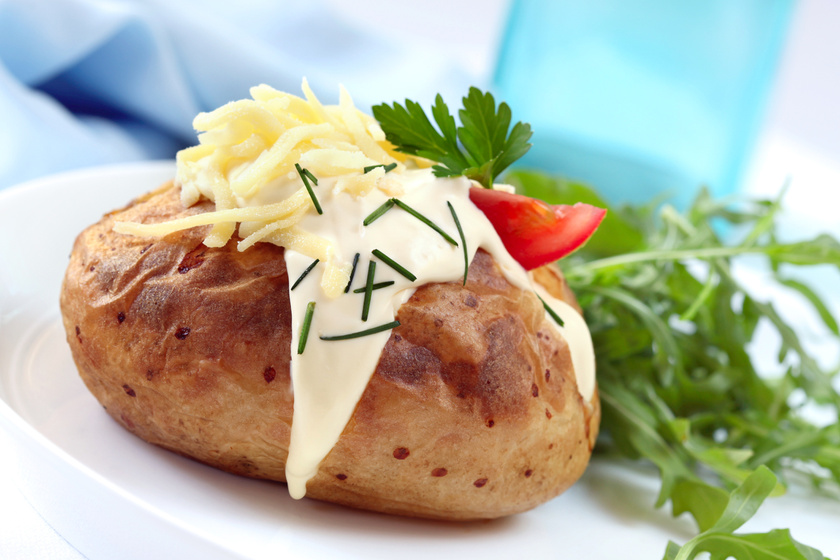 Héjában sült, töltött krumpli: így készítsd el otthon az angolok kedvencét