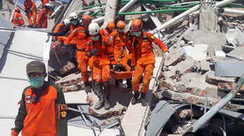 Földrengés Indonéziában: legalább 832 halott