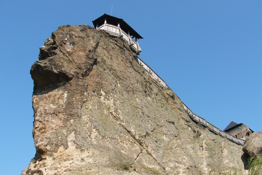 Már messziről festői a Zempléni-hegység szfinxe: egy különleges vár mellett áll