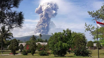 Négy kilométeres füstfelhő kíséretében tört ki a Soputan vulkán