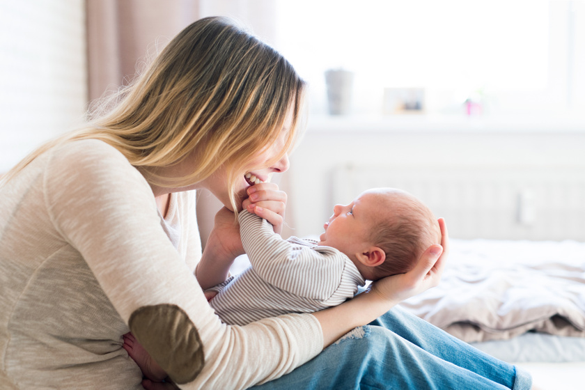 Mikor mosolyog először a baba? A társas fejlődés fontos mérföldköve