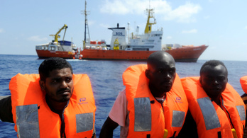 Letiltották a mentő hajót a Földközi-tengeren, a civilek indítottak egy újat