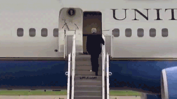 Trump vécépapírral a talpán slattyogott fel az Air Force One-ra