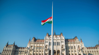 Egész nap félárbócon marad a magyar zászló a Kossuth téren