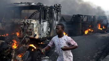 Lángra lobbant ütközés után egy tartálykocsi Kongóban, sokan meghaltak