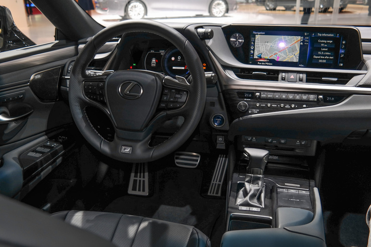 Lehet nem szeretni a Lexus kezelőrendszert, de minőségben bőven a Camry fölött van