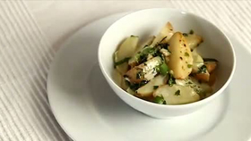 Így készül a zöldfűszeres újkrumpli saláta - Videó