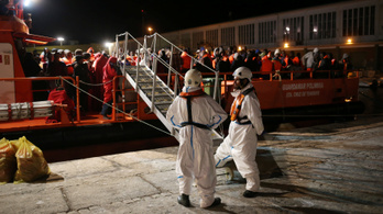 Hétszáz menekültet mentettek ki a spanyol hatóságok a Földközi-tengeren