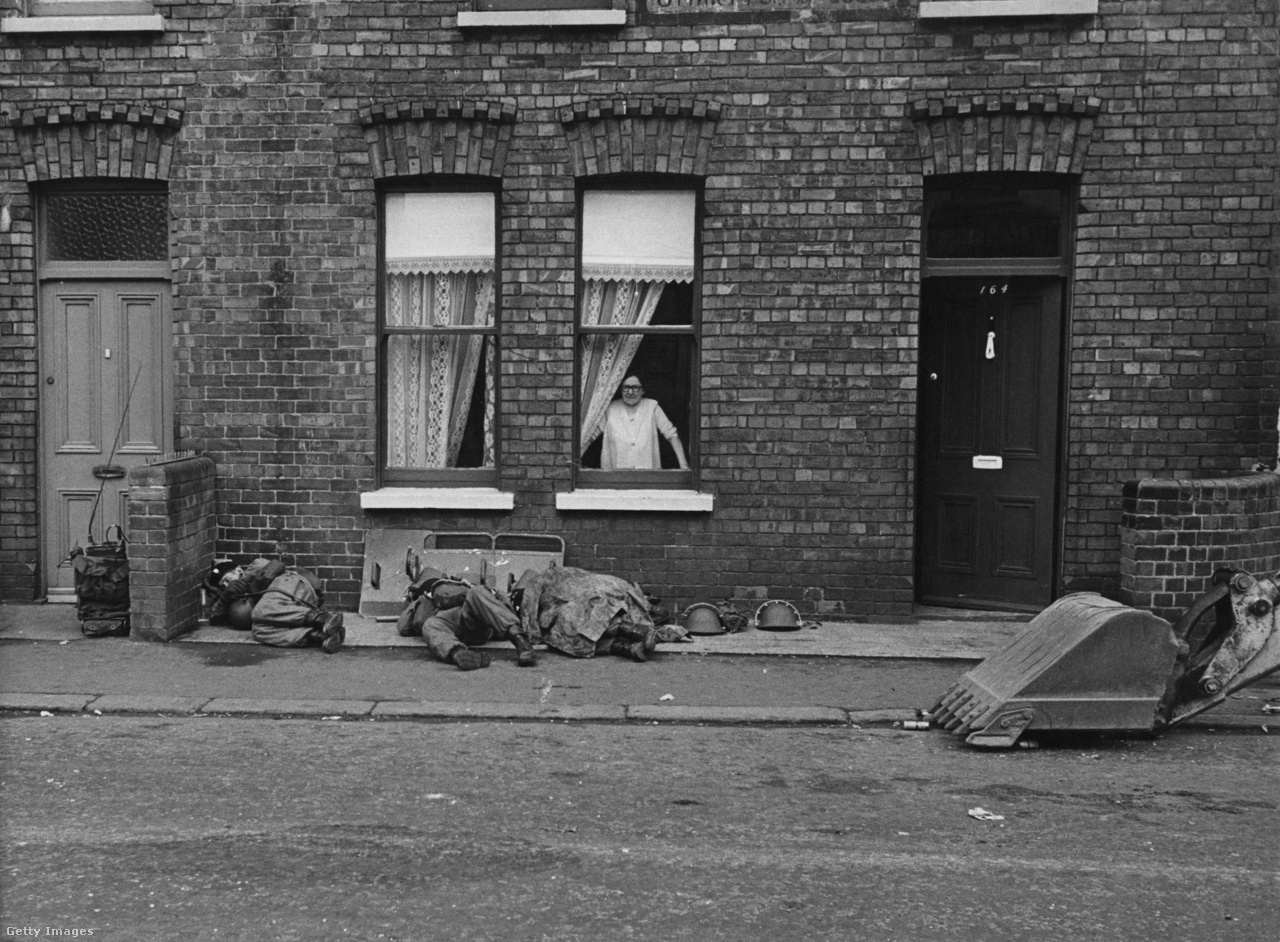 Brit katonák pihennek meg egy nő ablaka előtt (1969).