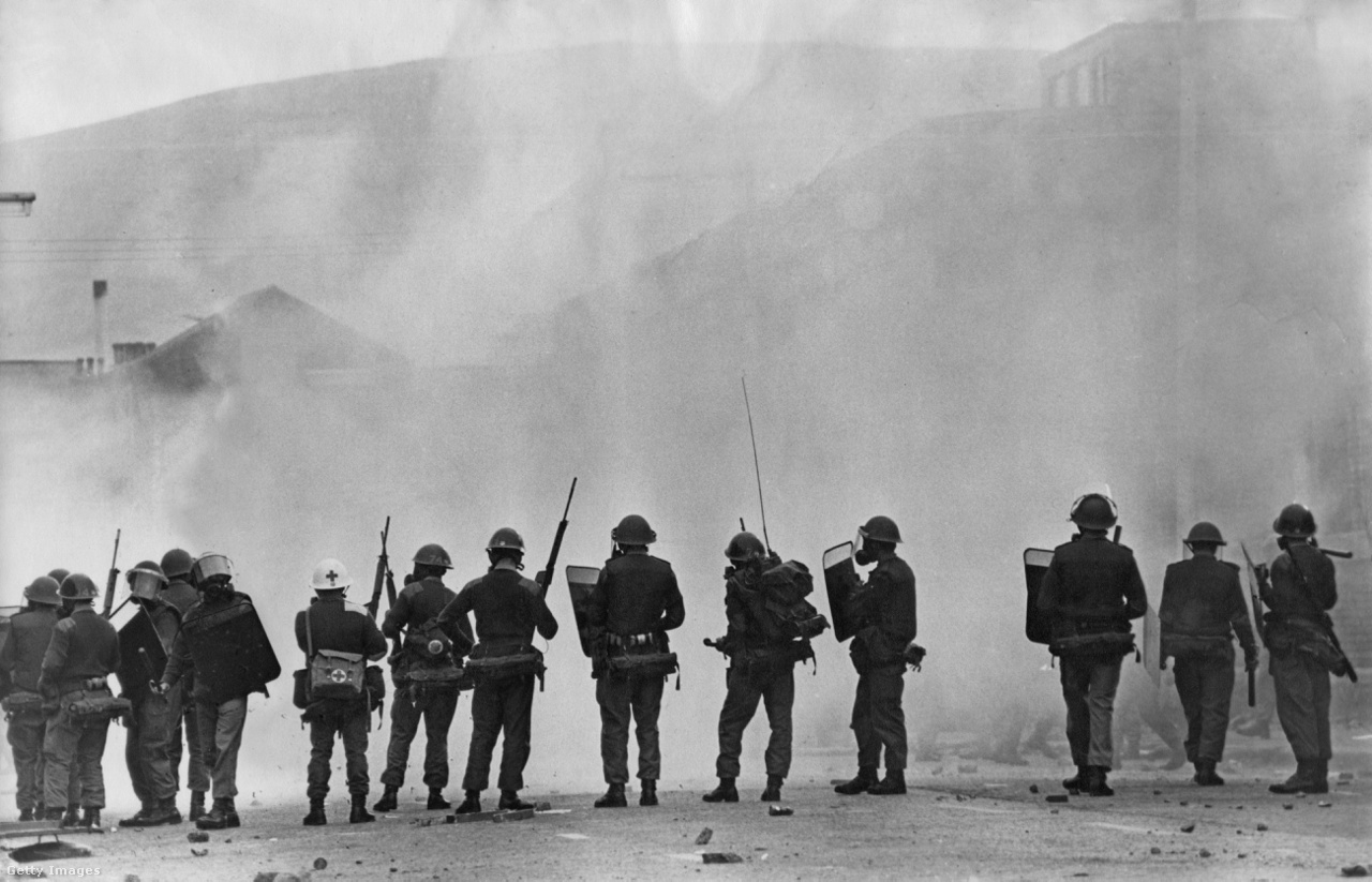 A brit hadsereg katonái teljes rohamfelszerelésben sorakoznak fel egy polgári zavargás során (Észak-Írország, 1969).