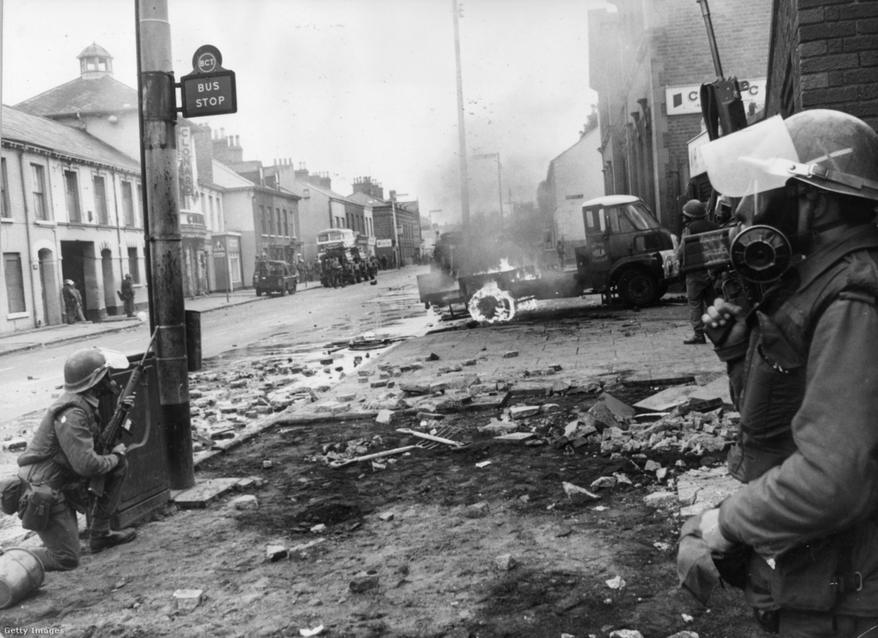Öt katolikus meghalt, hatvanan megsérültek, számos ház pedig megsemmisült 1970-ben, amikor a kijárási tilalom ellen tiltakozók és a brit katonák összecsaptak Falls Road téréségében (Belfast, Észak-Írország). 