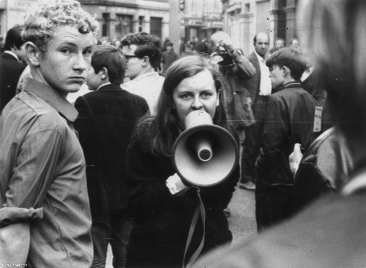 1969. augusztusában felkelés robbant ki Bogside-ban, Derry katolikus többségű kerületében. Bernadette Devlin, republikánus aktivista, aktív szerepet vállalt a zavargásokban.