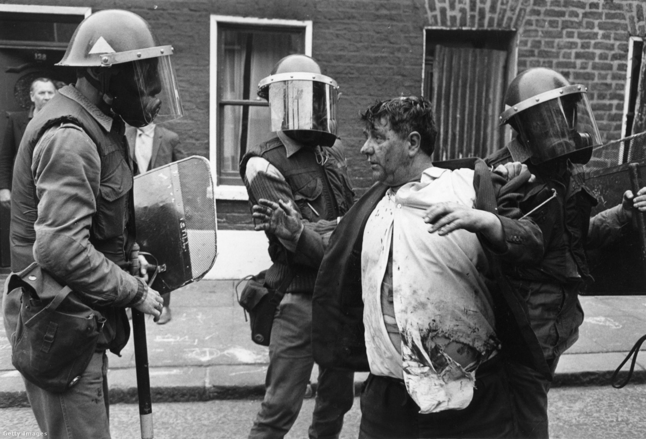 Fegyveres rendőrök fogják le a kijárási tilalom ellen tiltakozó férfit (Belfast, Észak-Írország, 1970).