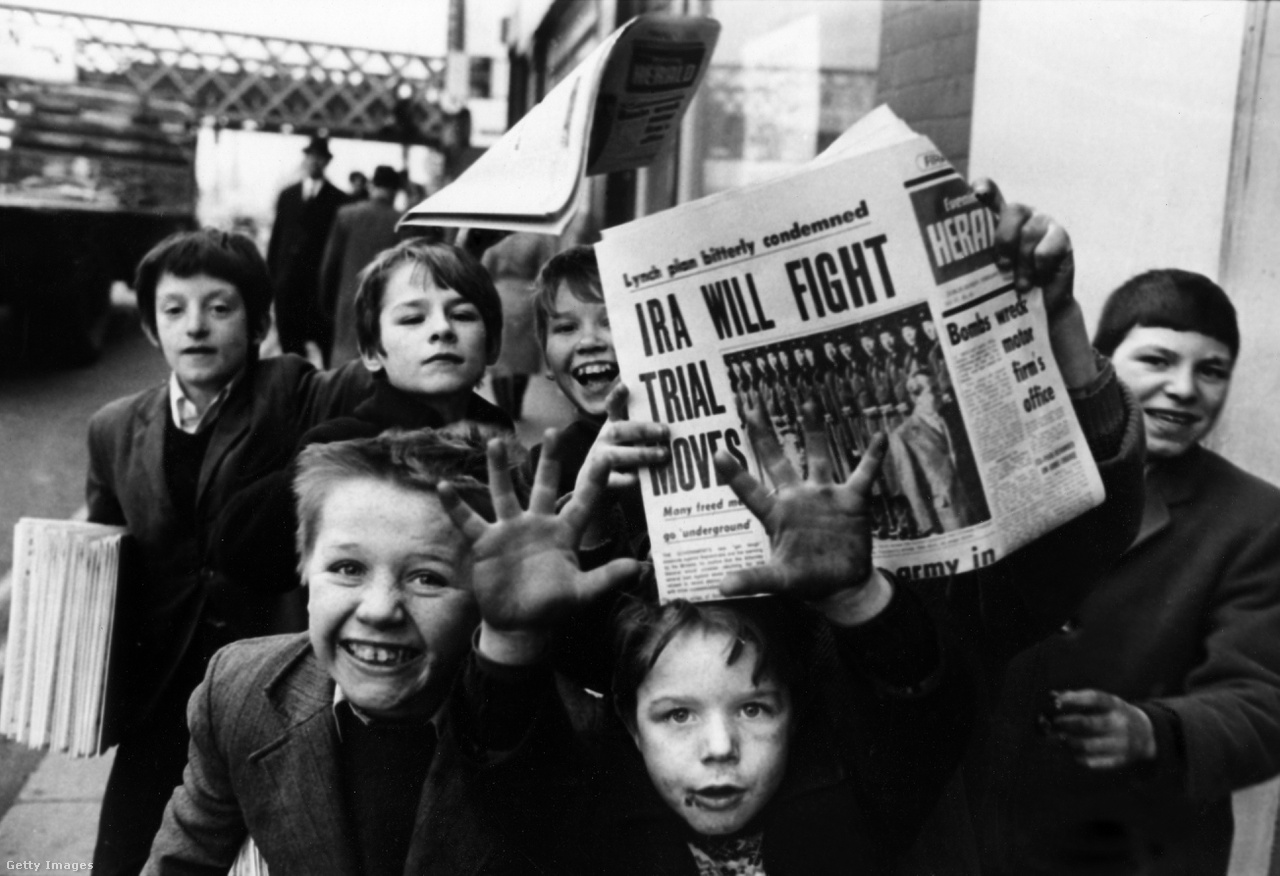 Ír gyerekek újságot terjesztenek Dublinban, a polgárháború legvéresebb évében 1972-ben.
