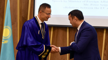 Szijjártó Péter egyetemi díszdoktori címet kapott Kazahsztánban
