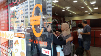 Erdoğan rendőrökkel fékezné meg a török inflációt
