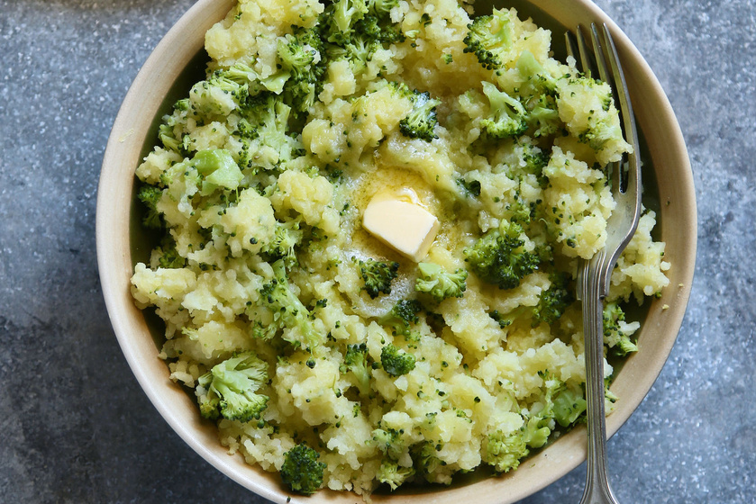 Krémes krumplipüré brokkolival és sajttal: így még finomabb a hétvégi köret