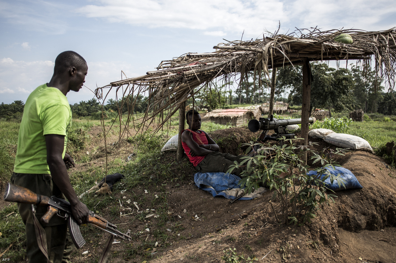 A kormányhoz hű fegyveresek október elején Oichánál. A természeti erőforrásokban gazdag, több mint 62 millió lakosú afrikai országot etnikai konfliktusok és polgárháborúk sújtják 1994 óta. Az 1998-ban kirobbant második kongói háborút a világ legvéresebb fegyveres konfliktusának tartják a második világháború óta. A 2000-es évek körüli polgárháborúkban és az azokat követő járványokban és éhínségben több millióan haltak meg.