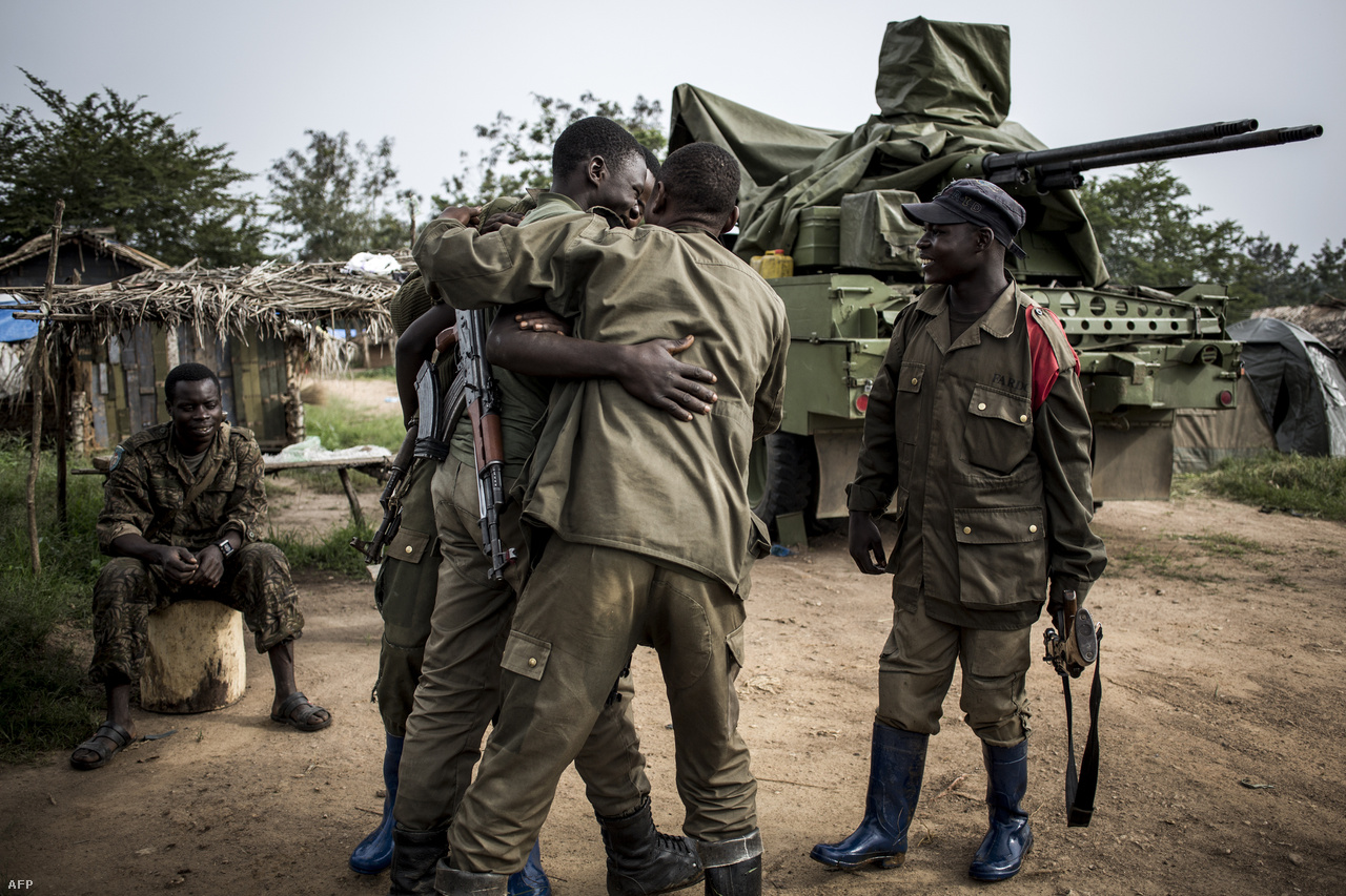 A dzsungelből visszatérő katonákat üdvözlik a bázison.Ezek a csoportok pedig kifejezetten veszélyesek tudnak lenni, van olyan, amelyik rendszeresen megtámad katonai laktanyákat, sőt, ENSZ-békefenntartókat is. A legtöbb új ebolás eset a 40 ezres Beni közelében volt, ahol aktív harcok vannak a kormányerők és a milíciák között. Az elmúlt két hónapban hetente volt arra valamilyen komolyabb támadás, emiatt egy időre teljesen le is zárták a várost.