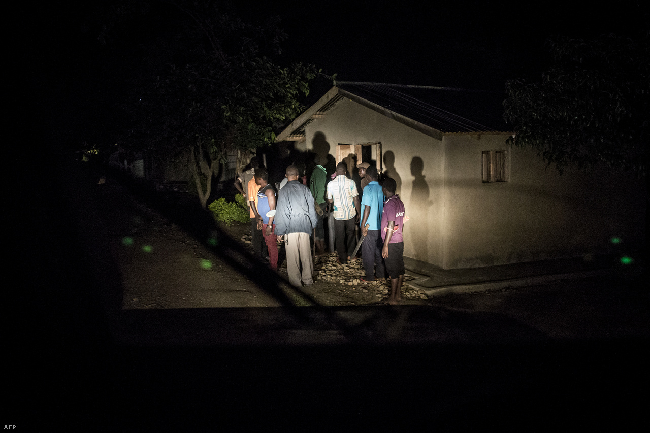 Helyiek machetékkel és botokkal felfegyverkezve vizsgálnak át egy házat, amit korábban kifosztottak az ADF fegyveresei.Az Észak-Kivuban és Ituriban zajló harcok miatt már közel egymillió ember menekült el az otthonából, és az összecsapások elől menekülő emberek mozgása is potenciális veszélyt jelent az ebola terjedésénél.