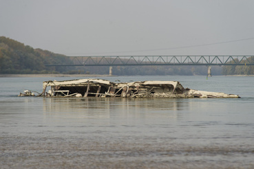A második világháborúban elsüllyedt hajótest a Duna árterében Vámosszabadi határában 2018. október 16-án.