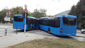 Összeütközött két busz a BAH-csomópontnál, négy ember megsérült