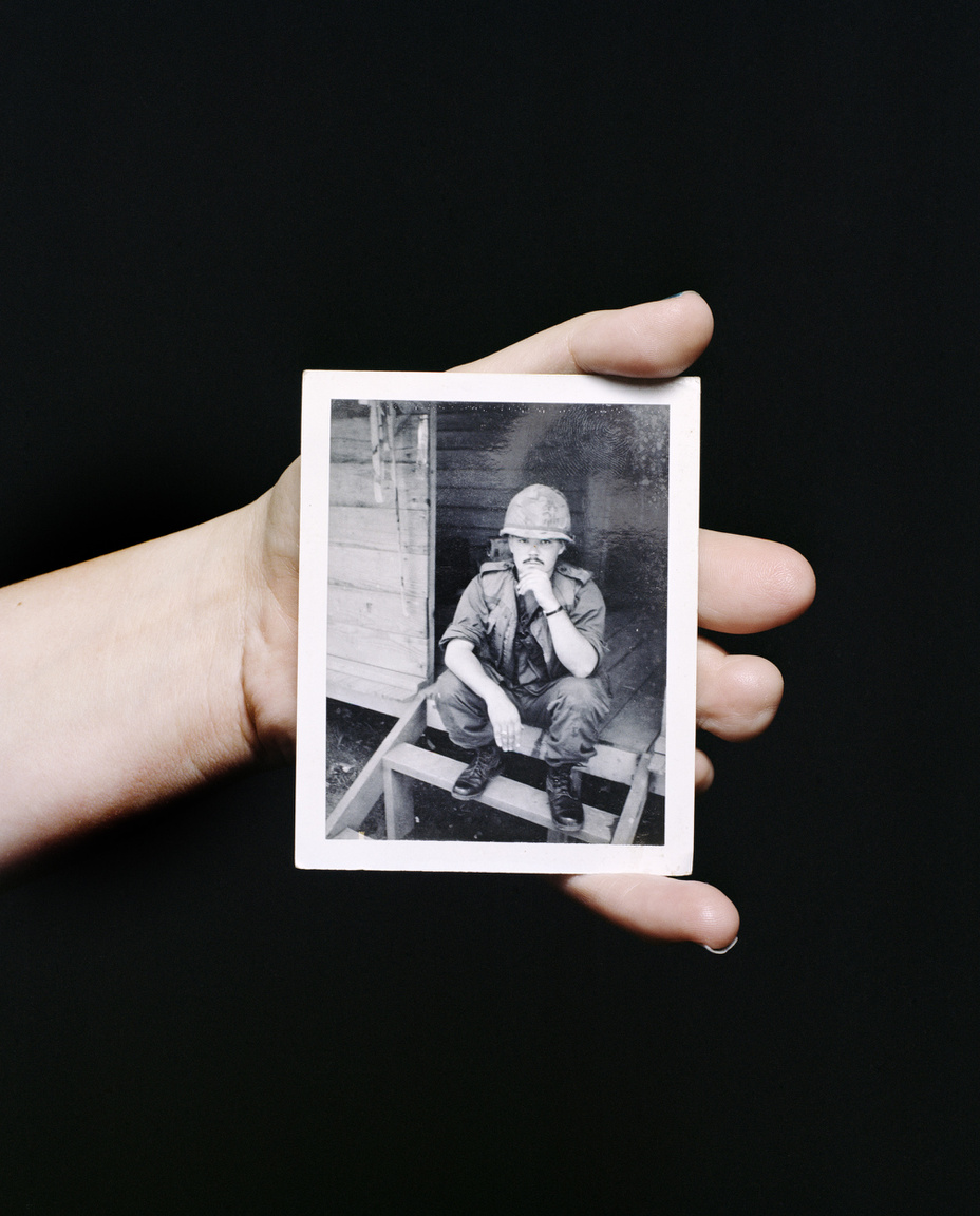 Heather Browser csonkát fejlődött kezében édesapja Vietnamban készült fényképe. 