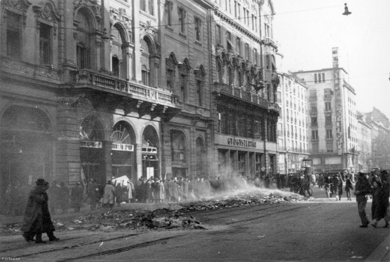 Az egykori Szovjet Kultúra Háza előtt az Astoriánál. A kirakatok betörve, a Kossuth Lajos utca villamossínein könyvégetés maradványai - az épületből kihordott propaganda és egyéb irodalom hamvai.
