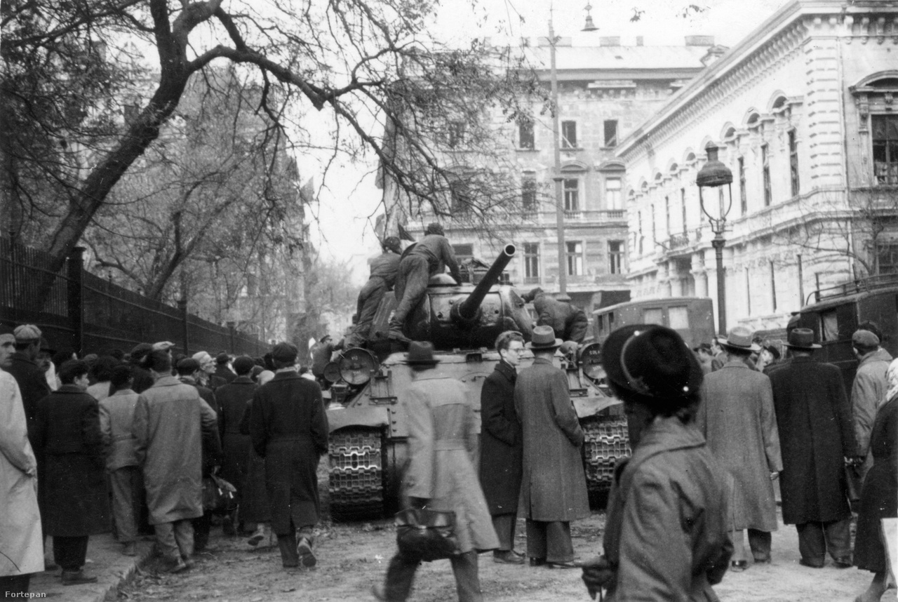 A Pollack Mihály téren, a Nemzeti Múzeum mögött, a Rádió épületénél. A fotó több, a sorozatban látható másik képhez hasonlóan október 30. körül készülhetett, abban a néhány napban, amikor a pesti utcán úgy tűnhetett: a forradalom valóban győzedelmeskedhet.